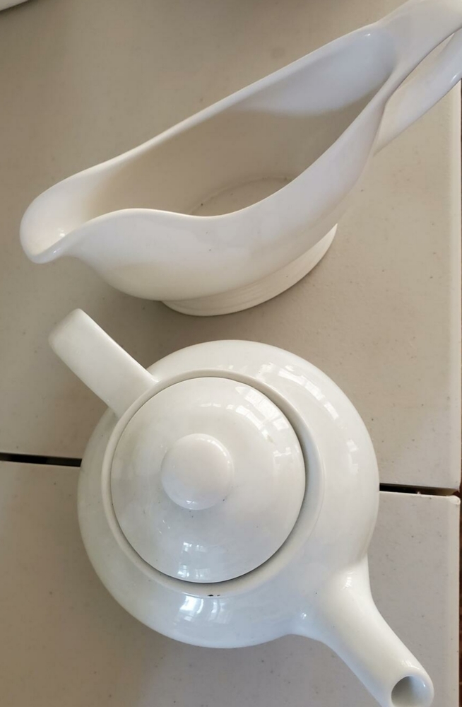 HOLIDAY SERVEWARE TEAPOT AND GRAVYBOAT